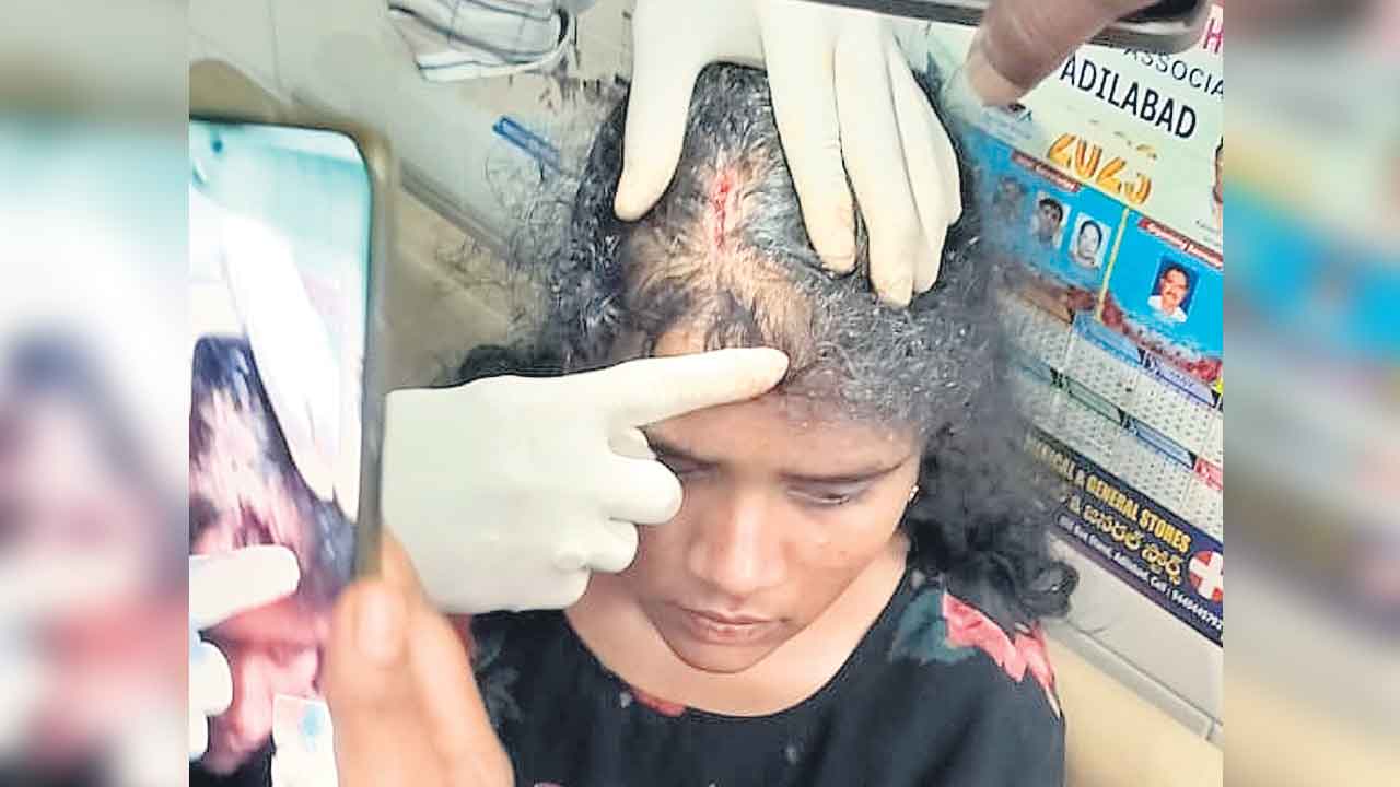 ‘పది’ పరీక్షా కేంద్రం పైకప్పు కూలి..