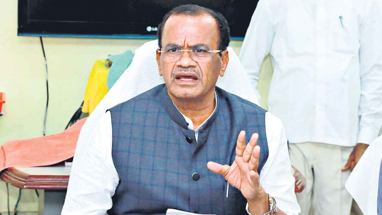 Minister Komatireddy | సాగునీటిపై చేతులెత్తేసిన కాంగ్రెస్‌ ప్రభుత్వం.. పంటలకు దేవుడే దిక్కంటున్న మంత్రి కోమటిరెడ్డి