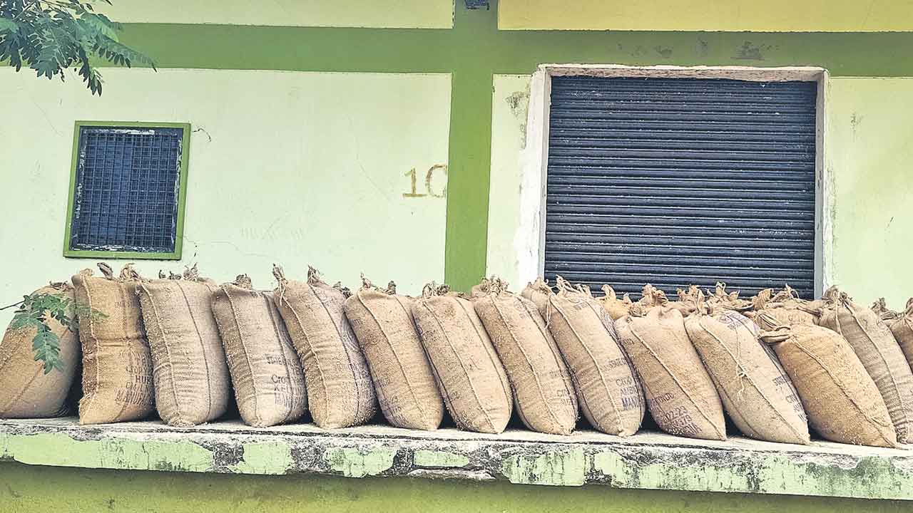 భీమారంలో ధాన్యం బస్తాల చోరీ