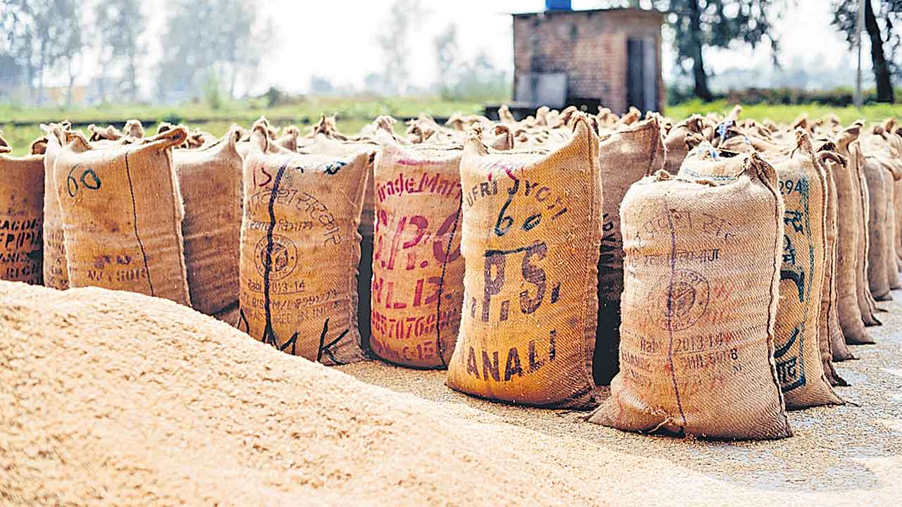 ధాన్యం అమ్మి… బియ్యం కొంటున్నరు!