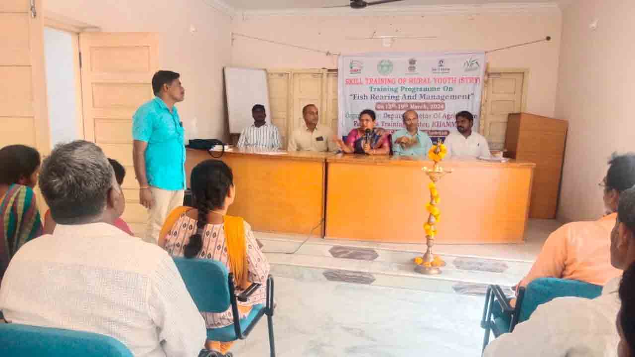 చేపల పెంపకంతో ఉపాధి : డీఏవో విజయనిర్మల