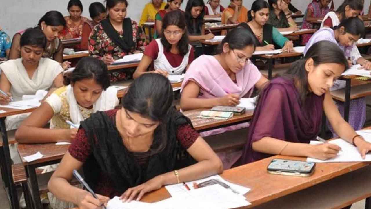 Inter Exams | ఐదు నిమిషాలు ఆలస్యమైనా ఓకే.. ఇంటర్‌ పరీక్షల్లో నిమిషం నిబంధన సడలింపు