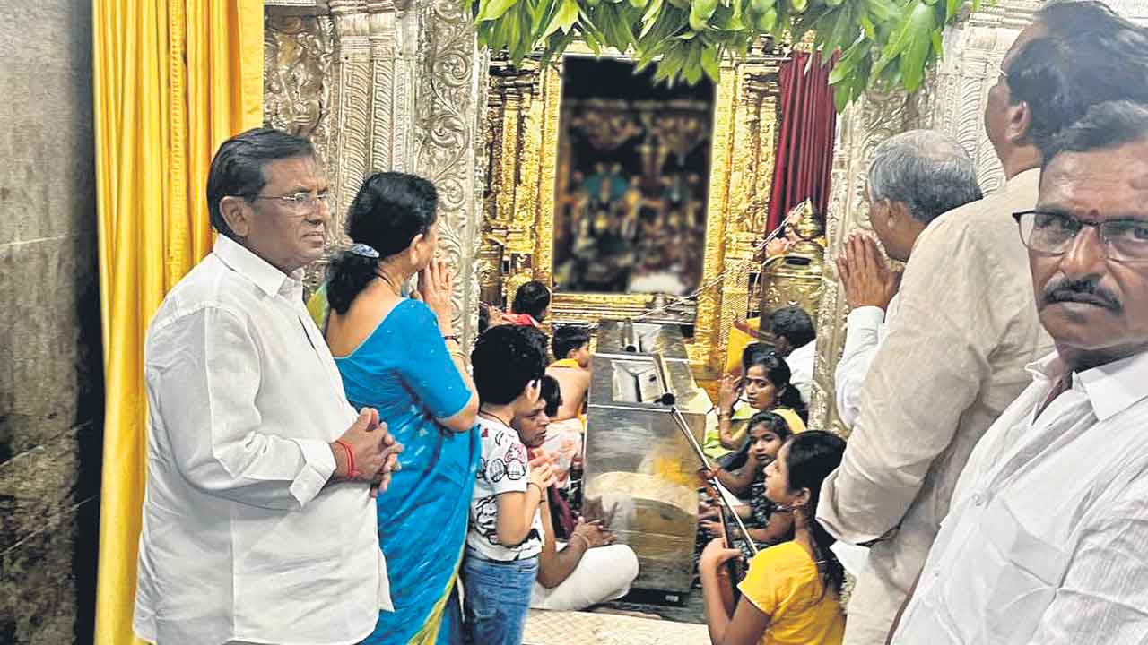 Bhadrachalam | భద్రాచలంలో అపచారం.. స్వామిని దర్శించుకుంటూ ఫొటో దిగిన మాజీ ఎంపీ
