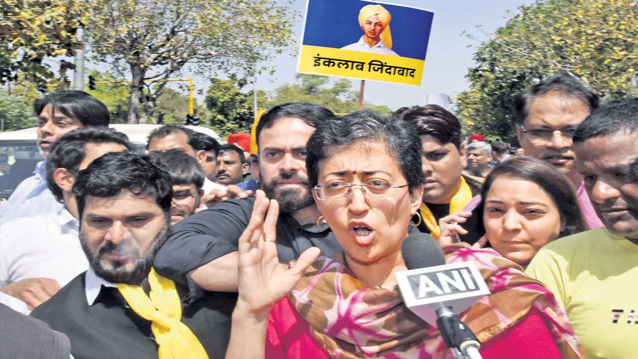 బీజేపీ ఖాతాలోకి నిందితుడి సొమ్ము!