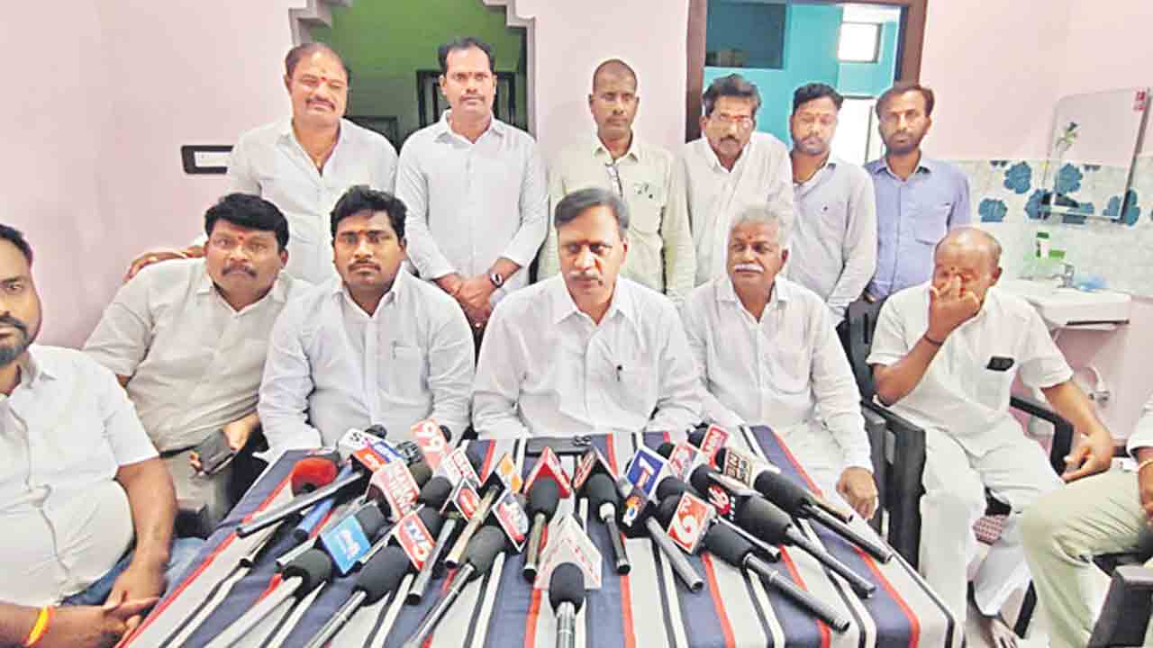 గోదావరి నీళ్లిచ్చి పంటలు కాపాడాలి