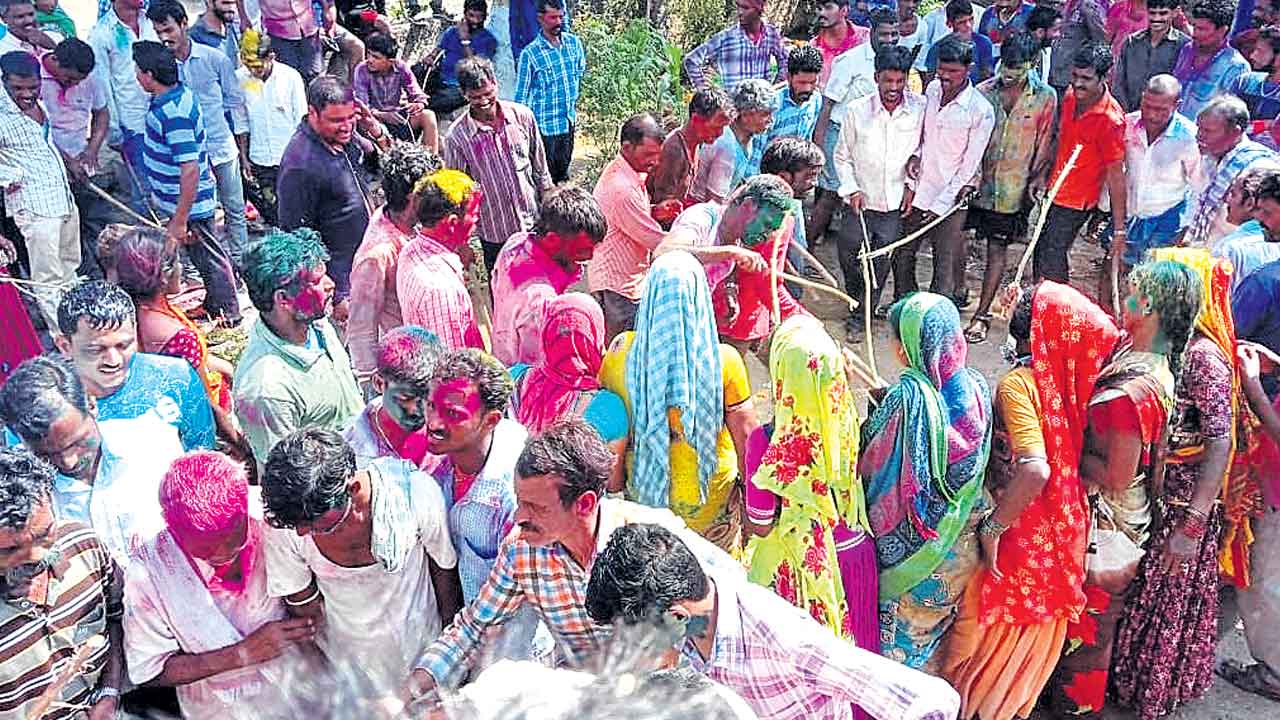 హోలీ ఆడితేనే.. మగపిల్లల పెండ్లి!