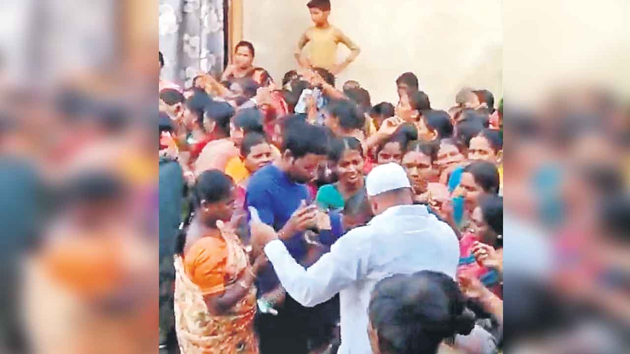 కాంగ్రెస్‌ మీటింగ్‌లో డబ్బుల లొల్లి