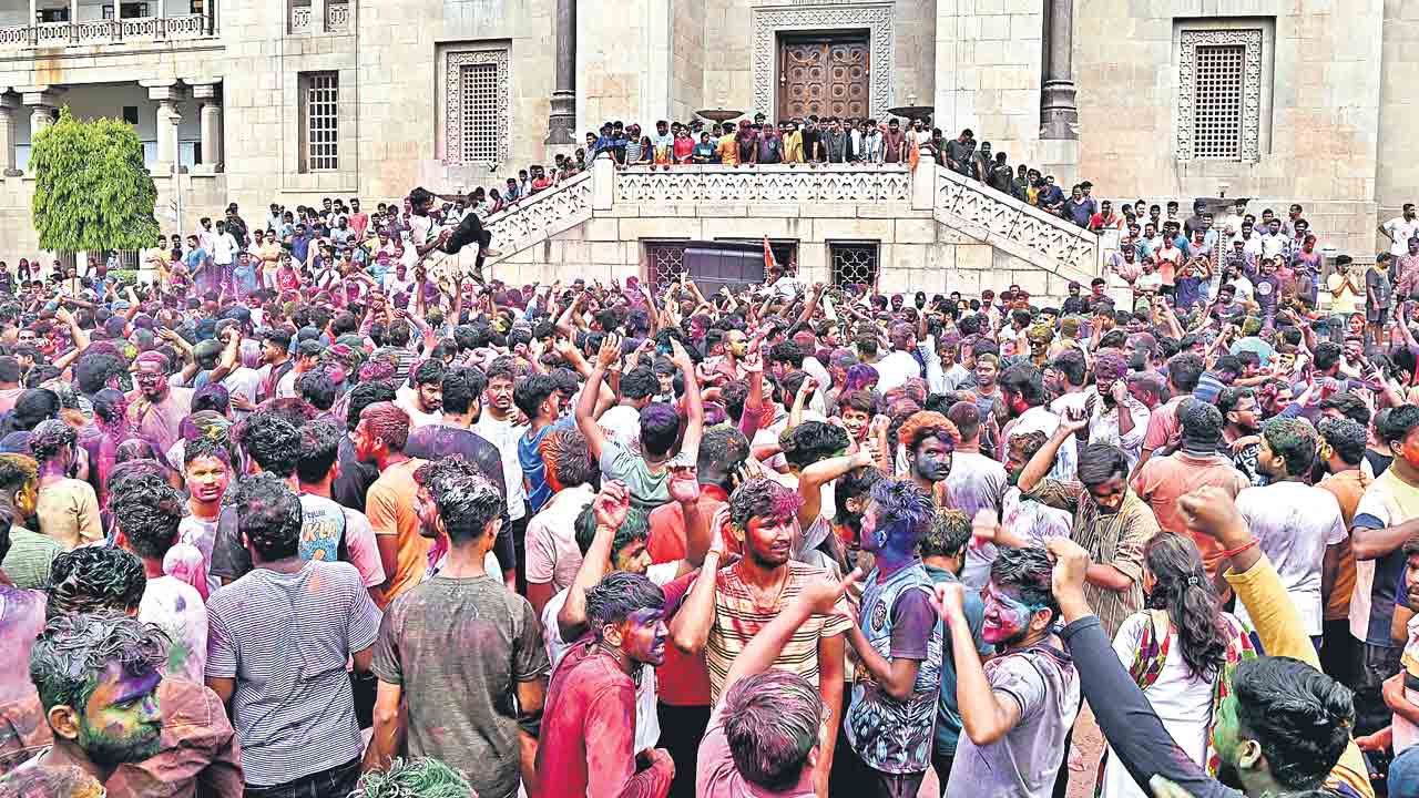 Holi Celebrations | సప్తవర్ణ శోభితం.. ఇంద్ర ధనుస్సు శోభితమై విరాజిల్లిన భాగ్యనగరం