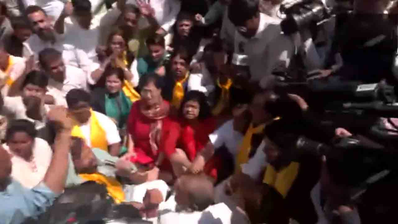 Protest | కేజ్రీవాల్‌ అరెస్ట్‌ను నిరసిస్తూ ఢిల్లీలో ఆప్‌ శ్రేణుల ఆందోళన.. Video