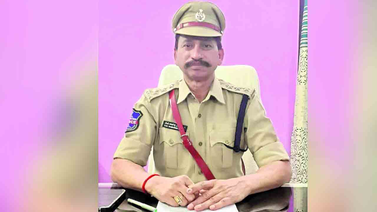 జనగామ ఏసీపీపై ఈసీ బదిలీ వేటు