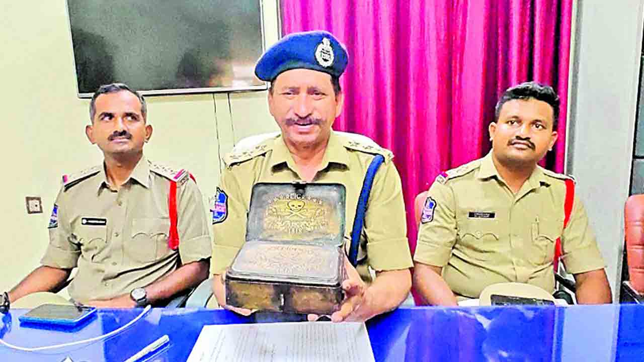 మంత్రపు పెట్టెతో మోసం..