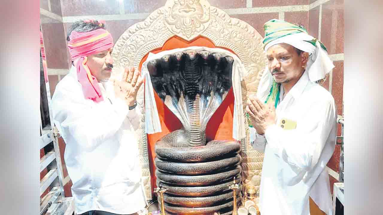 నాగోబా ఆలయంలో ఆత్రం సక్కు పూజలు