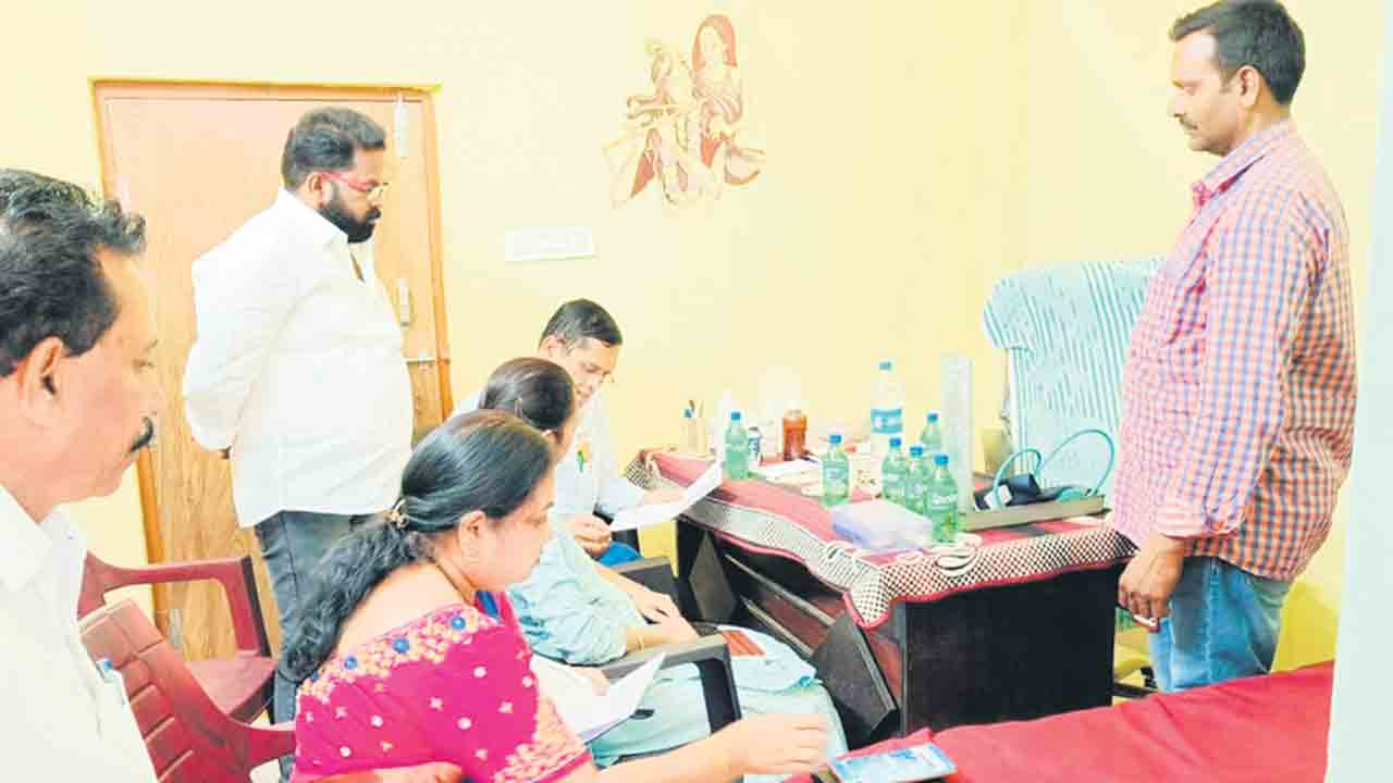 ఆర్‌ఎంపీ వైద్యుడిపై డీడీఎంహెచ్‌వో విచారణ