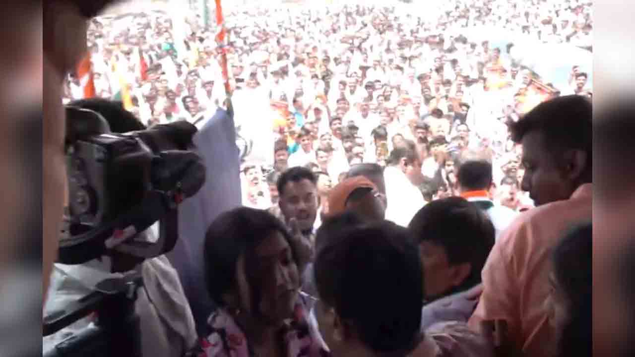ANI reporter |  మహిళా జర్నలిస్టుపై చేయి చేసుకున్న మరో రిపోర్టర్.. వీడియో