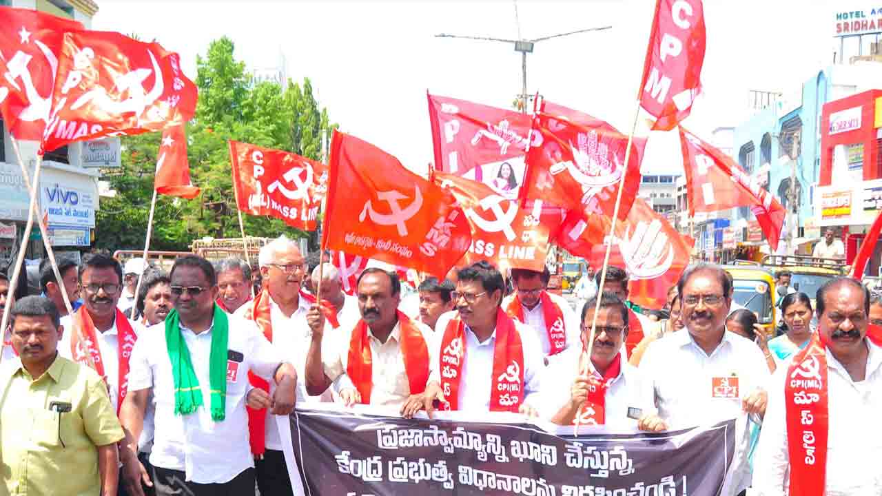 ప్రధాని తీరుతో ప్రజాస్వామ్యం ఖూనీ