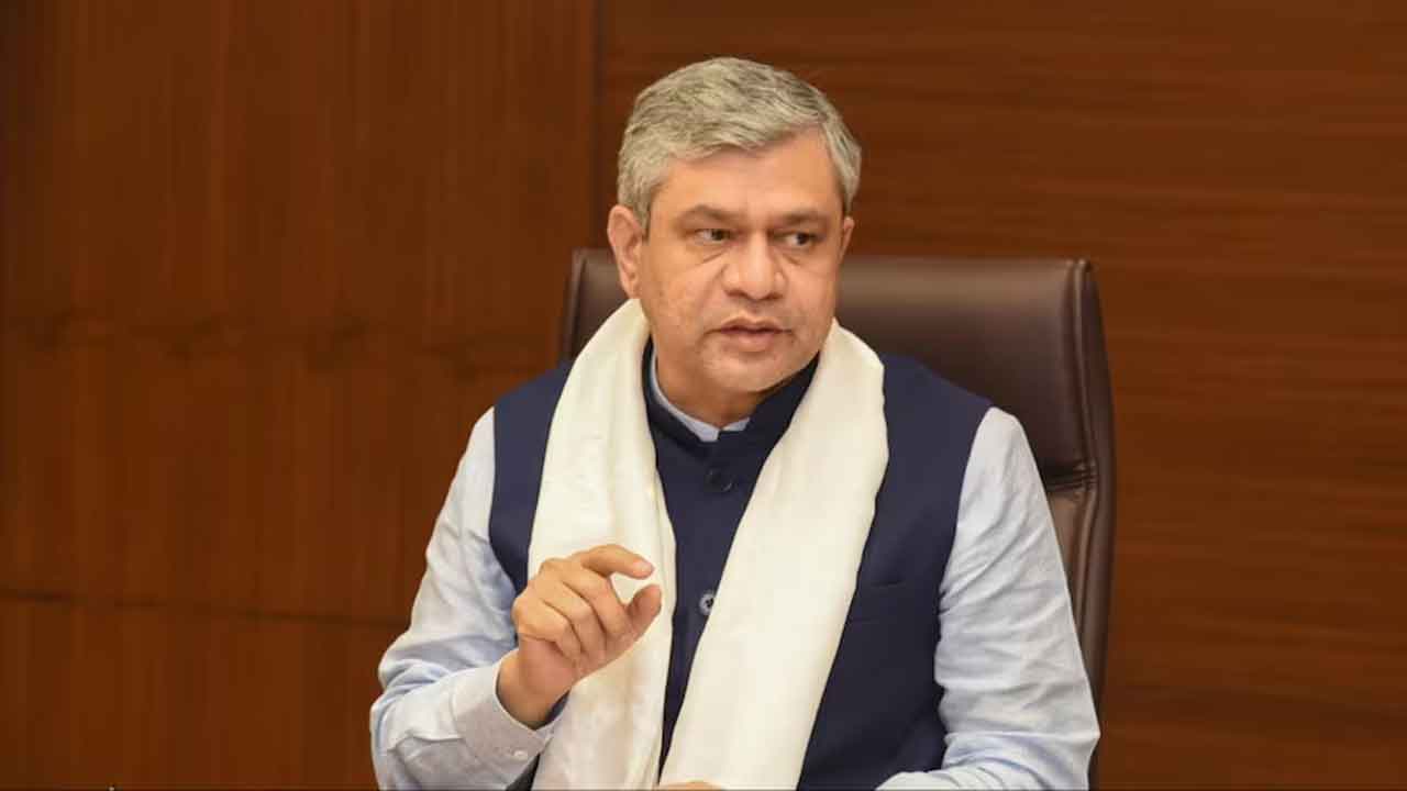 క్రికెట్‌ చూస్తూ.. విధులు మరిచారు