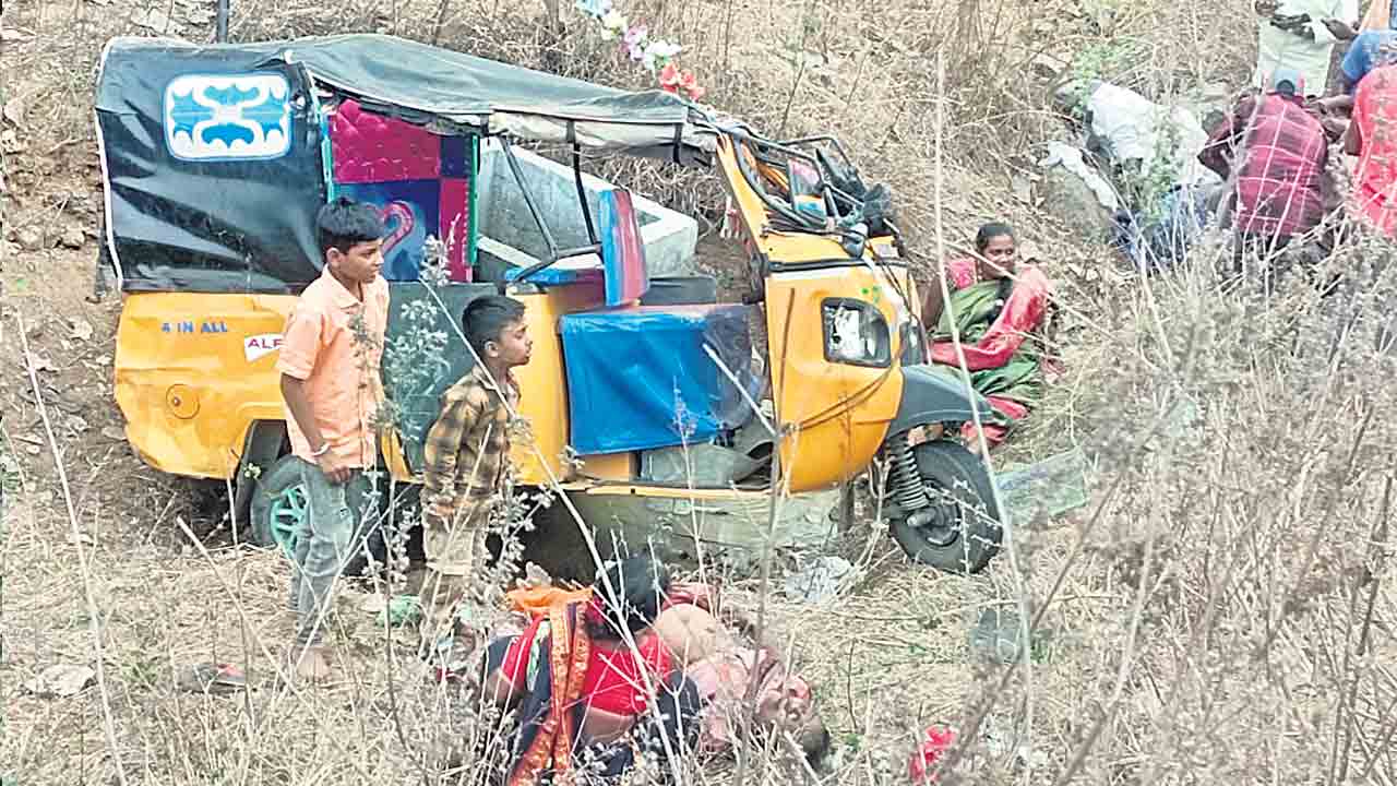 పెండ్లికి వెళ్లొస్తూ అనంతలోకాలకు..