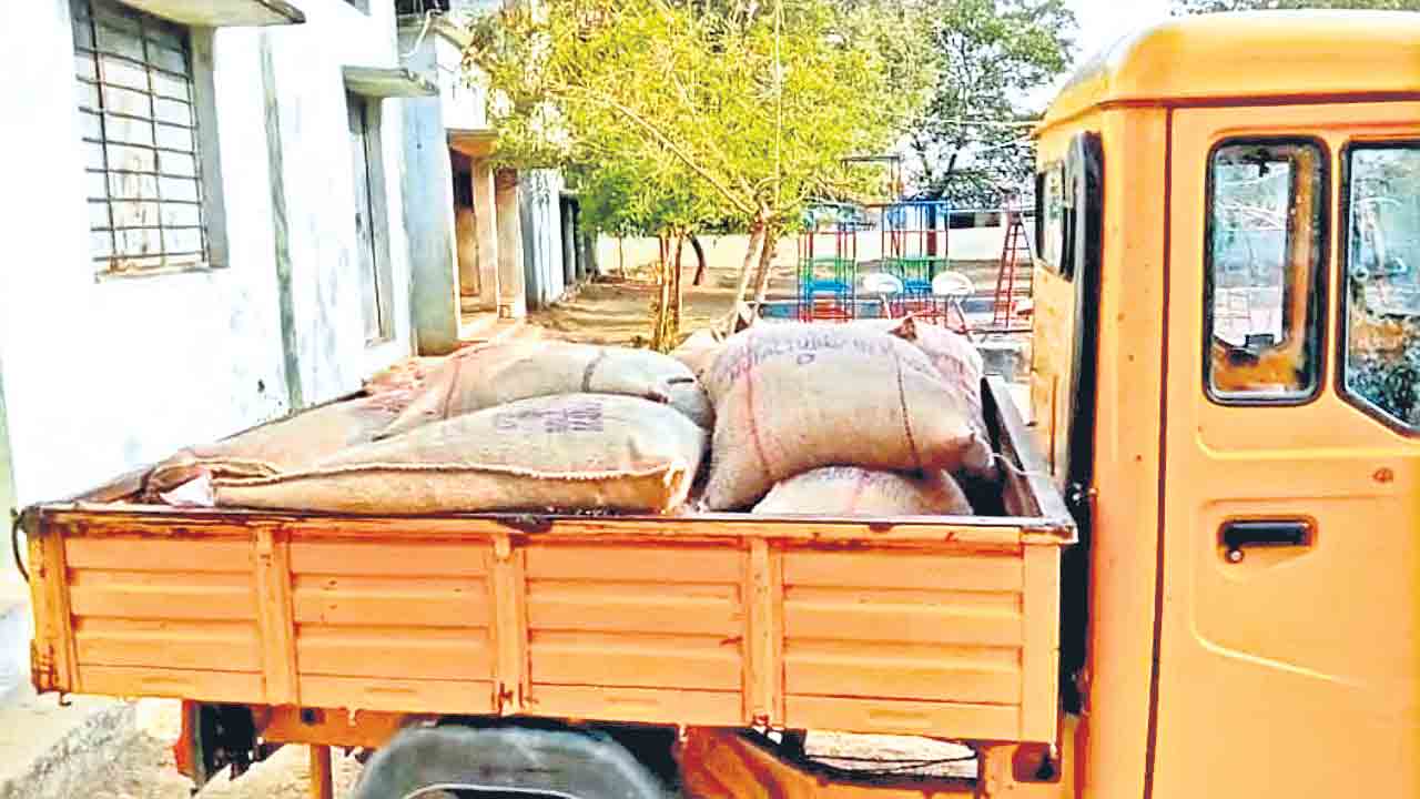 Asifabad | విద్యార్థినుల సాహసం.. ఆశ్రమ పాఠశాల బియ్యాన్ని ఆటోలో తరలిస్తుండగా అడ్డగింత