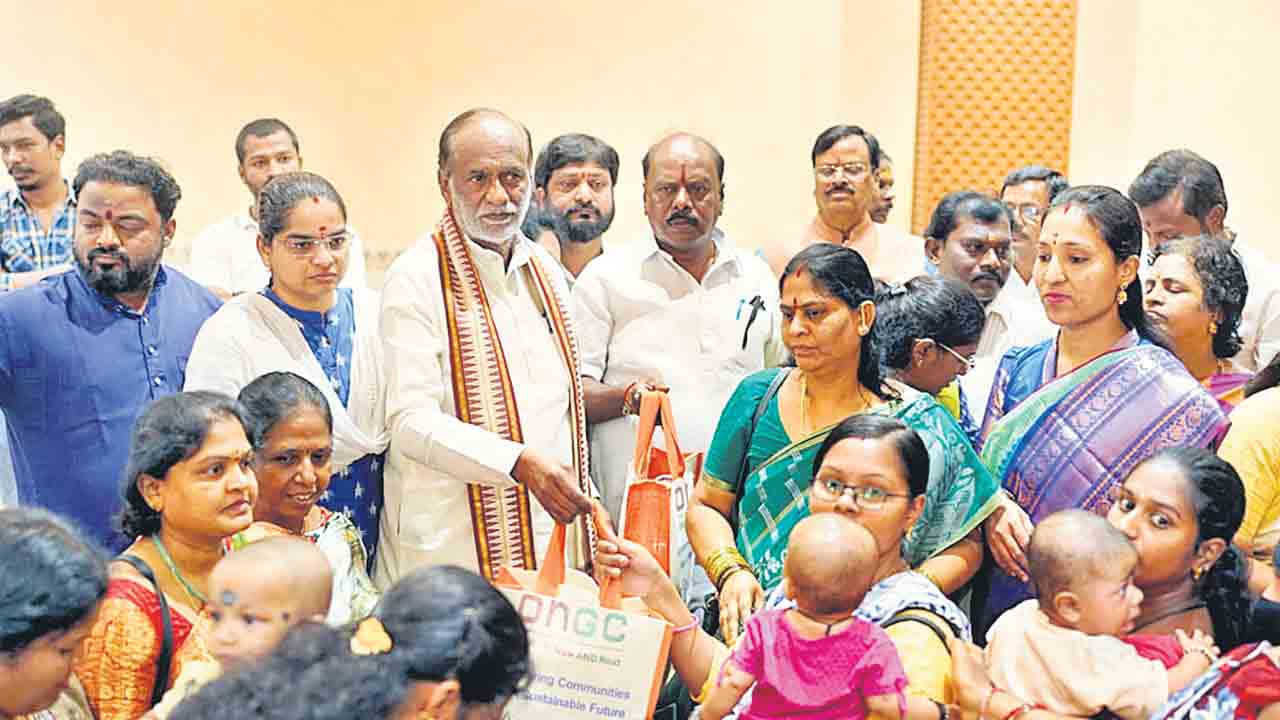 Modi Kit | ఉన్నవి 350 కిట్లు.. వచ్చింది వెయ్యిమందికి పైనే.. ముషీరాబాద్‌లో మోదీ కిట్ల కోసం సిగపట్లు