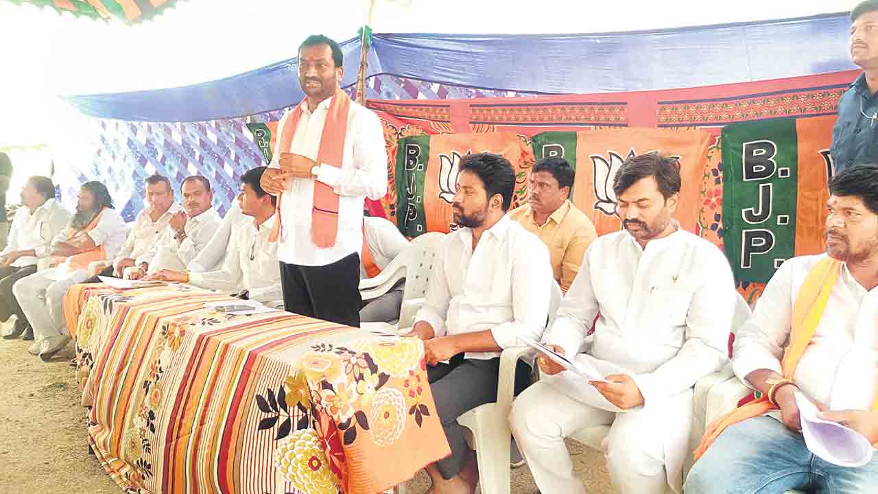 కాంగ్రెస్‌ సర్కారు హామీలు నెరవేర్చాలి