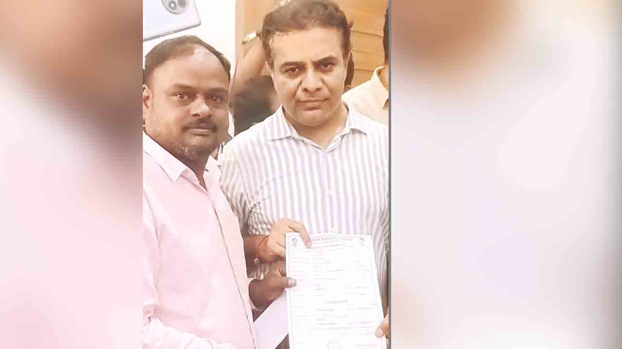 బీమా పరిహార పత్రం అందించిన కేటీఆర్‌