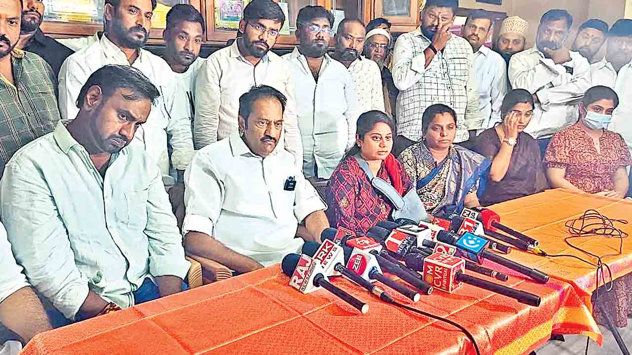 Jubilee Hills | ఎవరికి చెప్పుకుంటావో చెప్పుకో.. బీఆర్‌ఎస్‌ మహిళా కార్పొరేటర్‌పై కాంగ్రెస్‌ నాయకుల దాడి