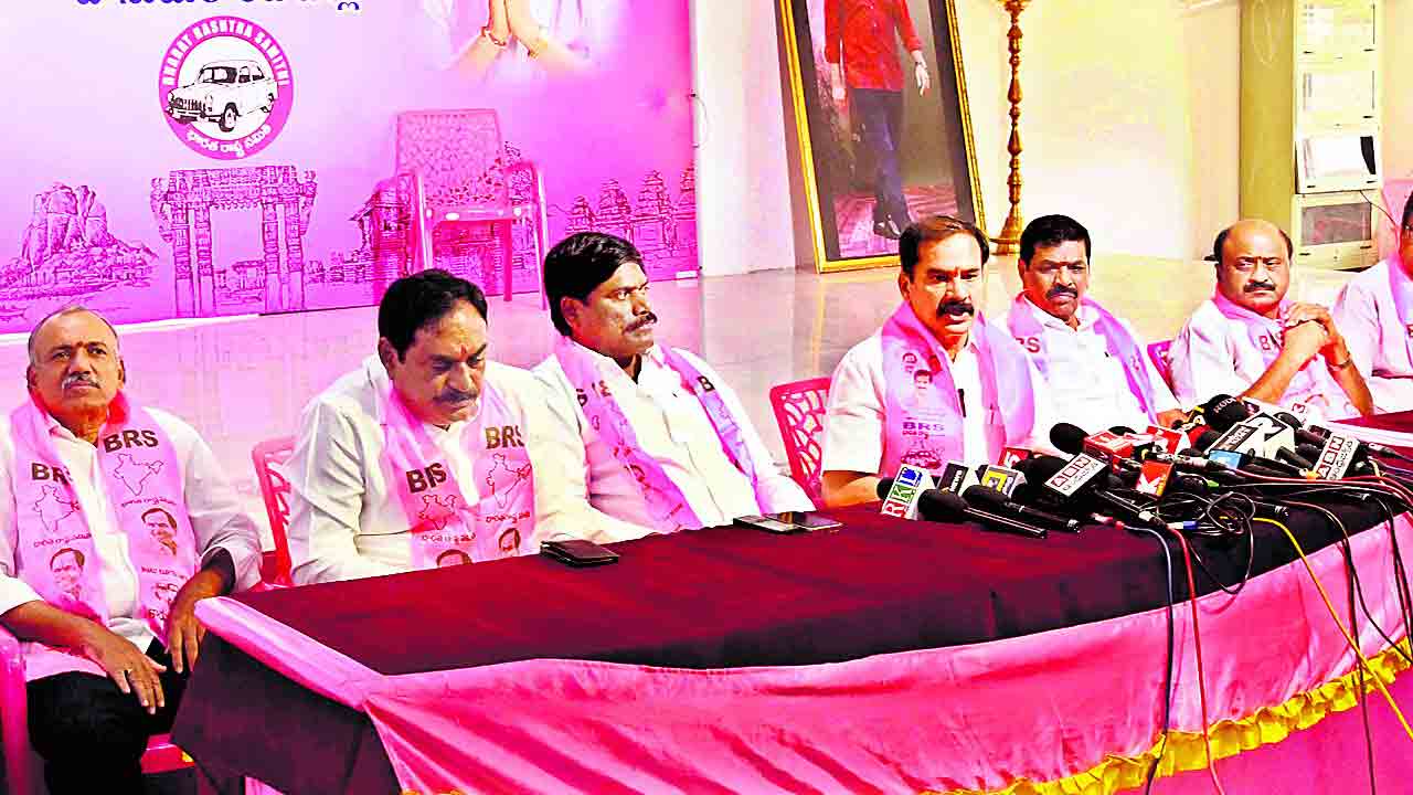 గులాబీ వనంలో చీడ పురుగు కడియం