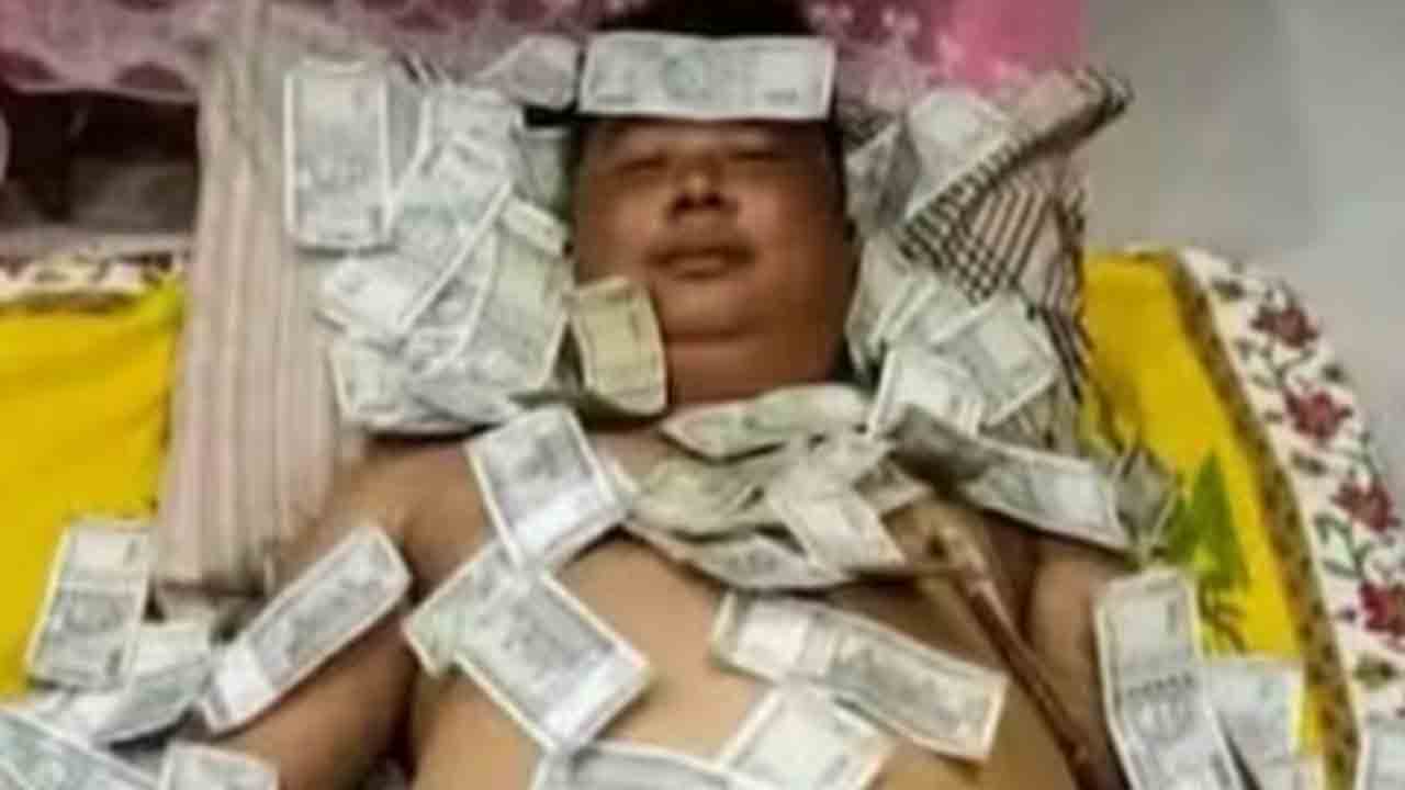 Benjamin Basumatary | ఒంటిపై నోట్ల కట్టలతో బెడ్‌పై అస్సాం నేత.. బీజేపీపై ఆప్‌ విమర్శలు