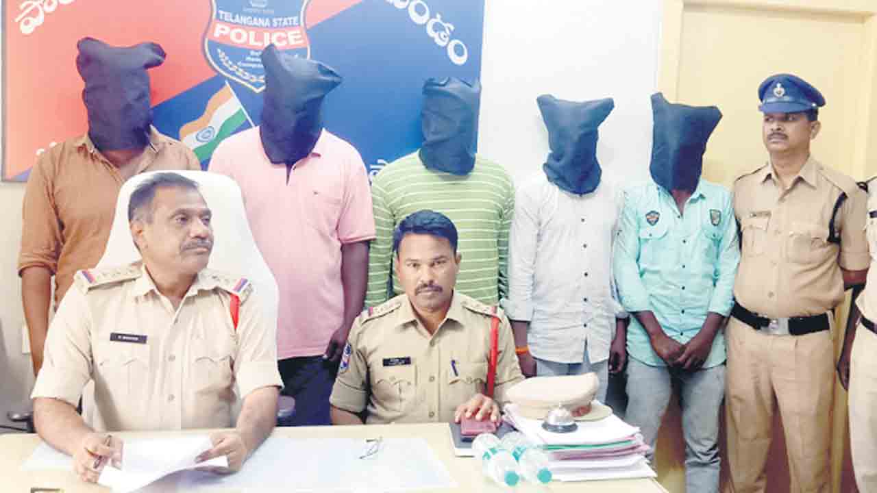 వడ్ల బస్తాలు దొంగలిస్తున్న ఐదుగురి అరెస్ట్‌