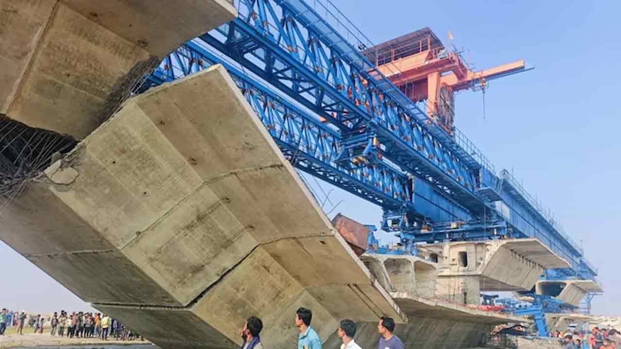 Under Construction Bridge | కుప్పకూలిన నిర్మాణంలో ఉన్న బ్రిడ్జి.. ఒకరు మృతి, చిక్కుకుపోయిన 30 మంది 