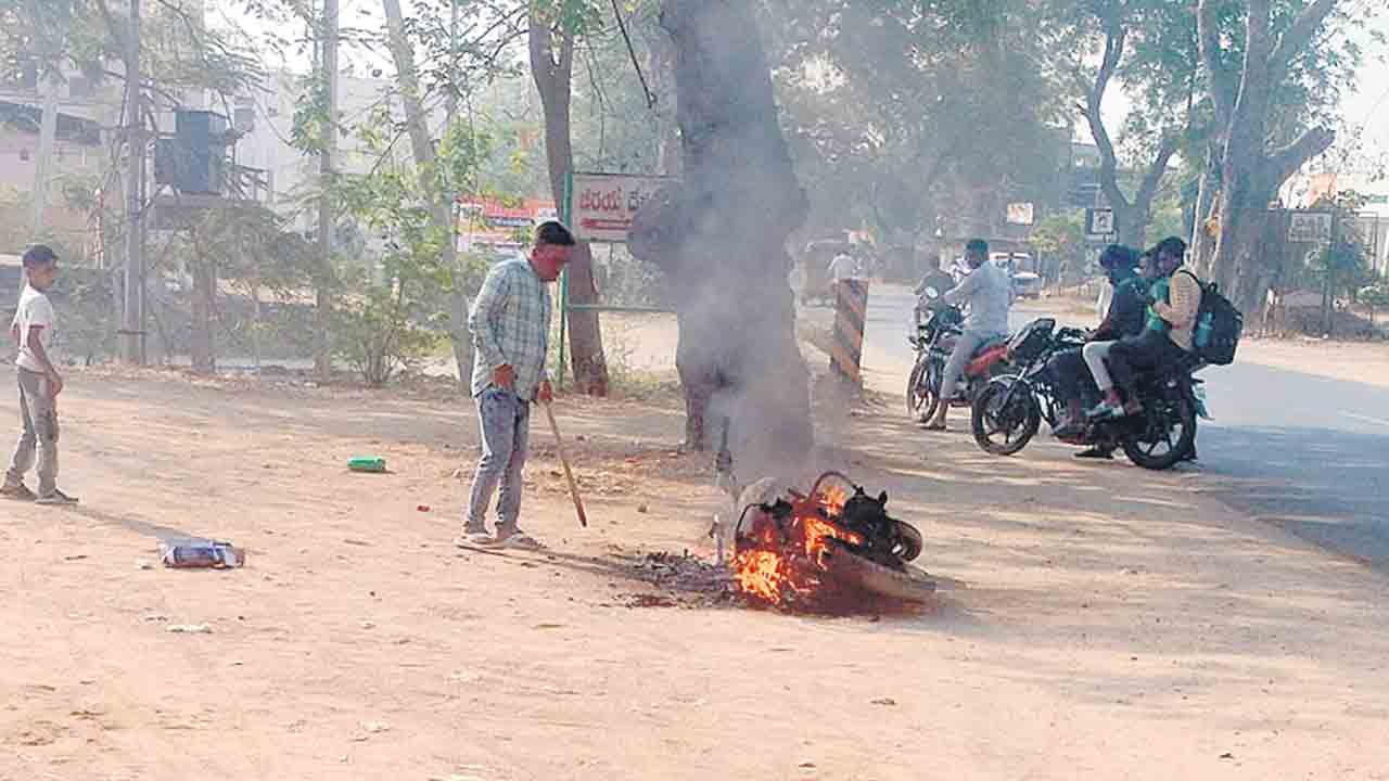 తమ్ముడి ఇంటి ఎదుట బైక్‌ తగులబెట్టిన అన్న