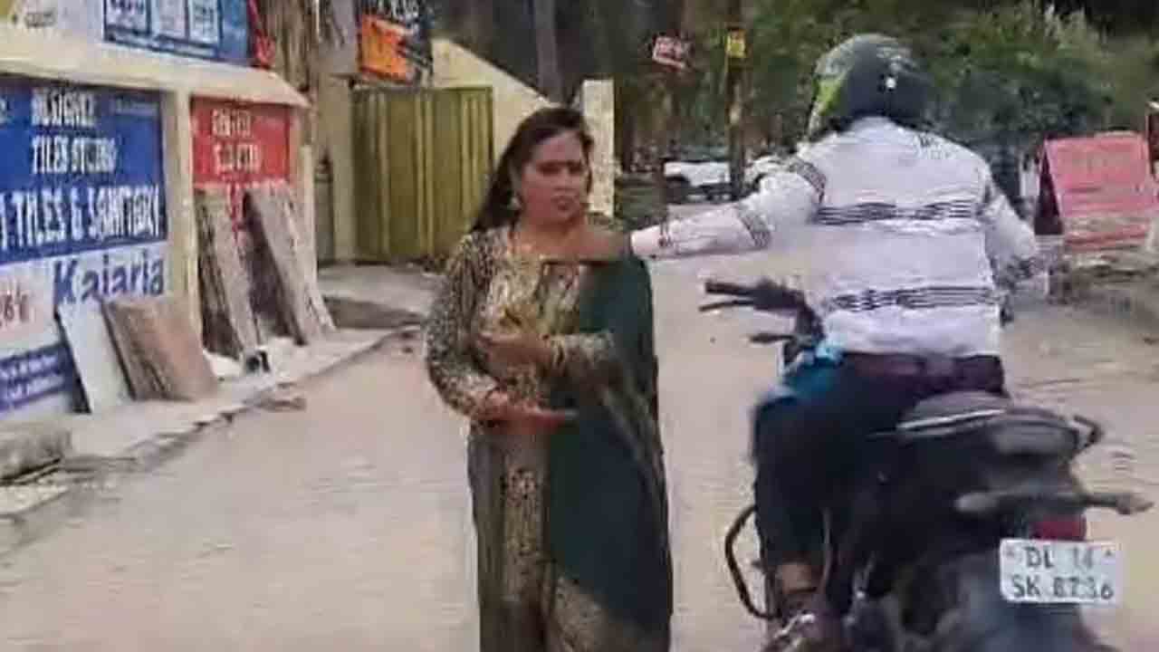 Watch: రీల్‌ చేస్తున్న మహిళకు షాక్‌.. ఆమె మెడలోని గొలుసు లాక్కెళ్లిన బైకర్‌