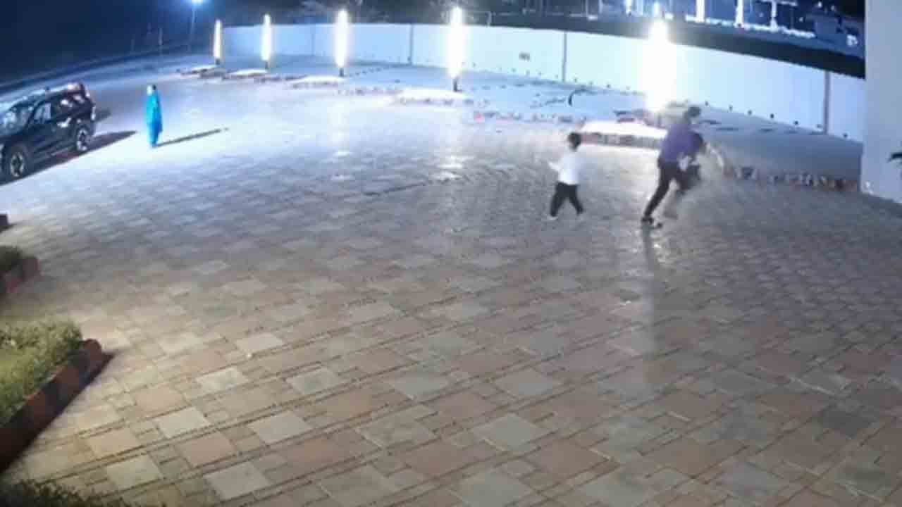 Watch: వ్యాపారవేత్తను కాల్చి చంపిన బిష్ణోయ్ గ్యాంగ్‌.. అతడి తల్లి ప్రాధేయపడగా, పిల్లలతో కలిసి దూరంగా   పారిపోయిన భార్య