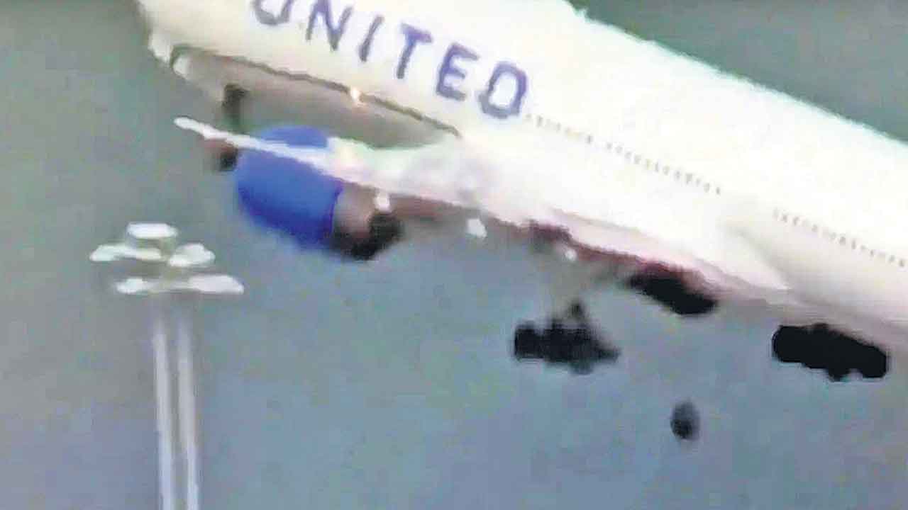 విమానం గాల్లో ఉండగా ఊడిన టైరు!