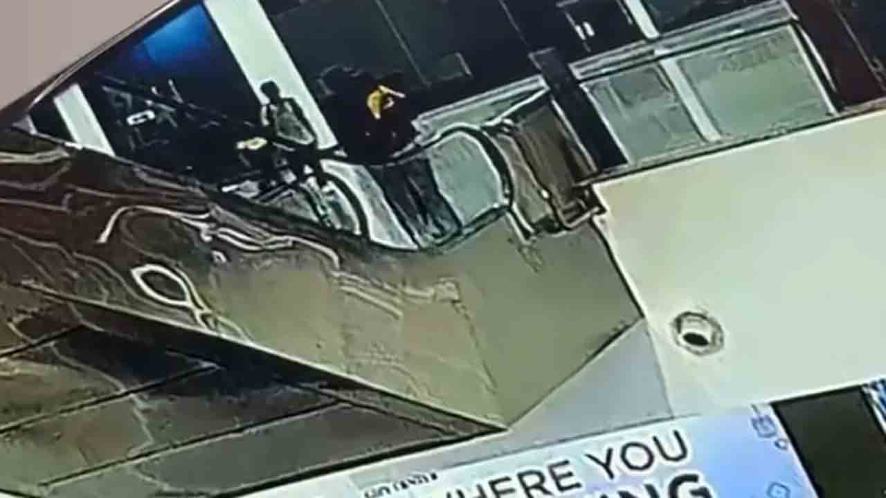 Watch: షాపింగ్‌ మాల్‌లో తండ్రి చేతుల్లో నుంచి జారిపడి.. పసి బాలుడు మృతి