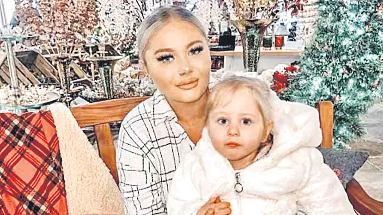 London | కుర్చీలను తినేస్తున్న బాలిక.. గోడల ప్లాస్టర్‌, గాజు పెంకులను వదలట్లే..