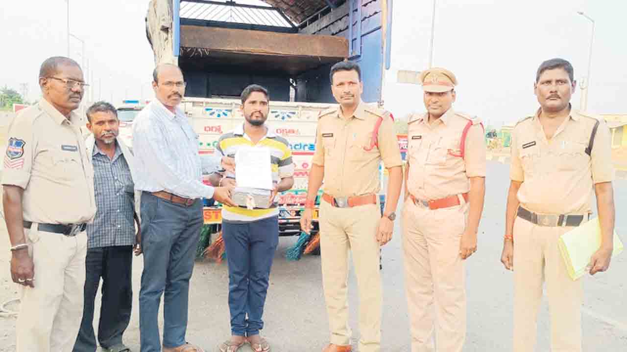 రూ.98,500 సీజ్‌