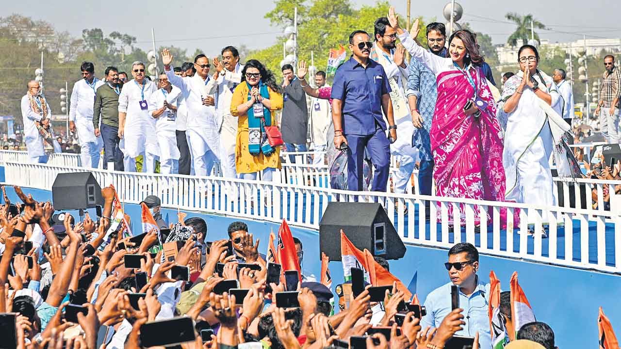 India Alliance | ఇండియా కూటమికి షాక్‌.. బెంగాల్‌లో కాంగ్రెస్‌కు ఒక్క ఎంపీ సీటూ కేటాయించేది లేదన్న దీదీ