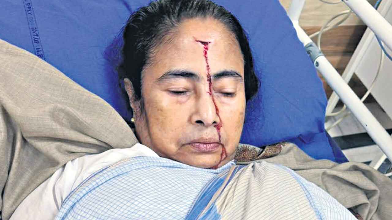 Mamata Banerjee | మమతా బెనర్జీకి తీవ్ర గాయం.. ఇంట్లో కిందపడటంతో నుదిటికి దెబ్బ