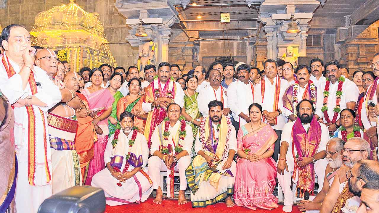 Bhatti Vikramarka | భట్టి విక్రమార్కకు చిన్న పీటపై చెలరేగిన వివాదం.. రేవంత్ క్ష‌మాప‌ణ చెప్పాల‌ని ద‌ళిత నేత‌ల డిమాండ్