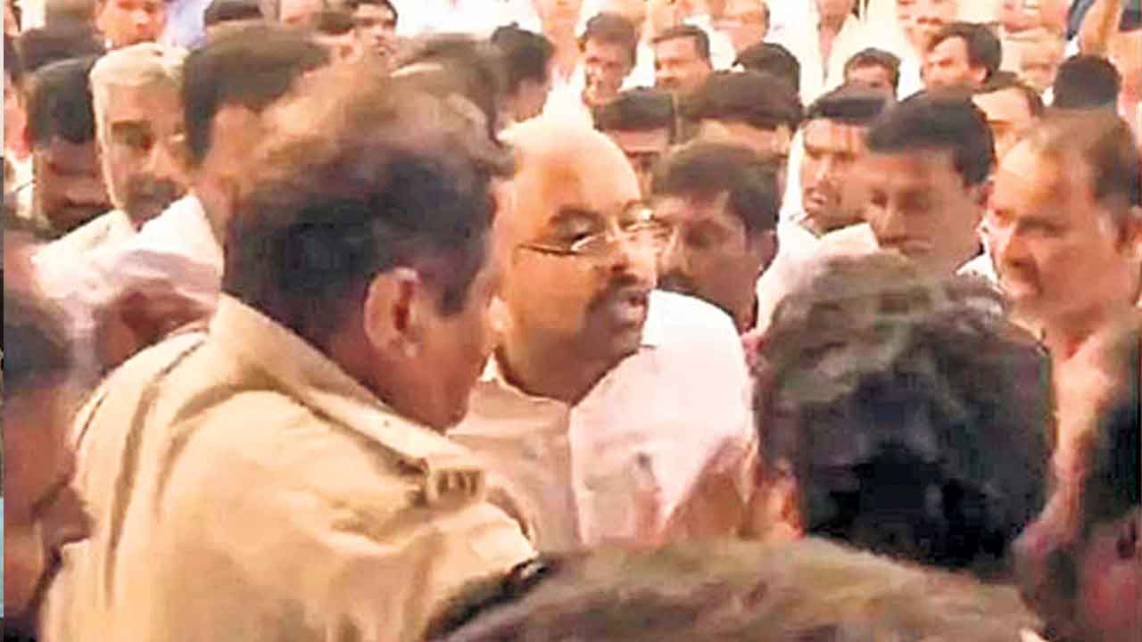 CM Siddaramaiah | ఊర్లోకి రావొద్దు.. కర్ణాటక సీఎం సిద్ధరామయ్య కుమారుడిని అడ్డుకొన్న ప్రజలు