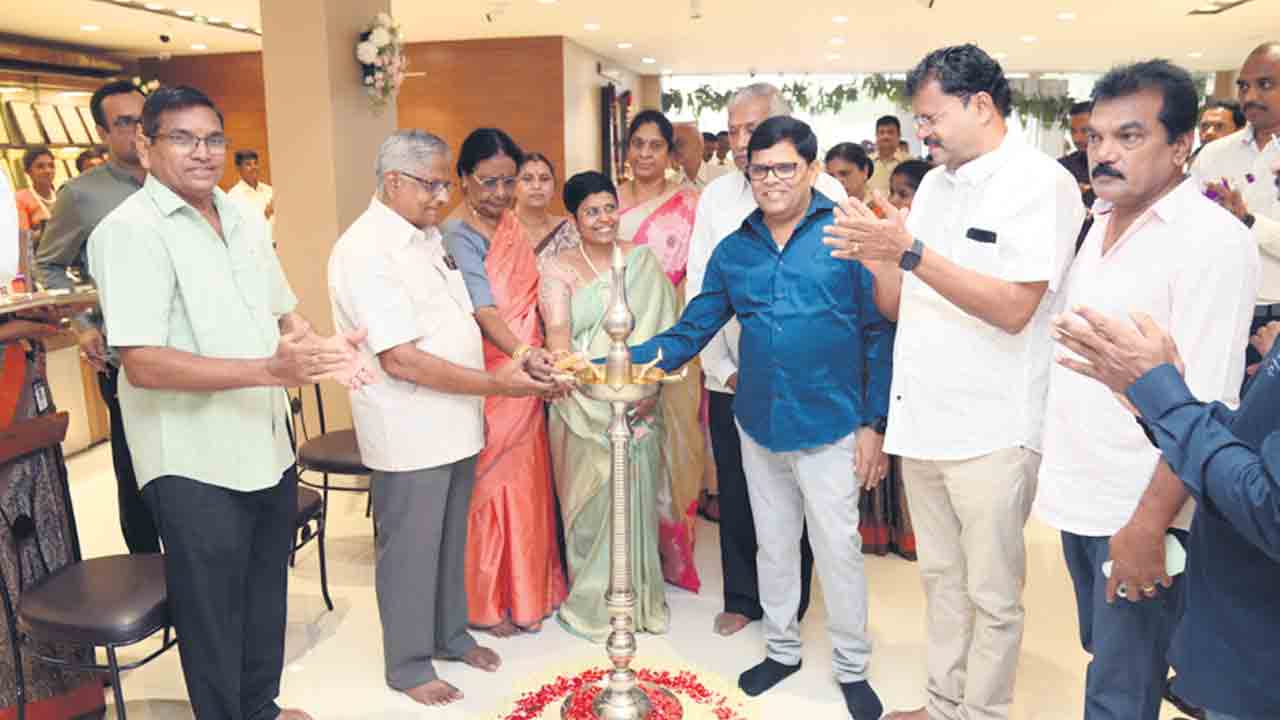 కోరుకున్న డిజైన్లలో బంగారు ఆభరణాలు