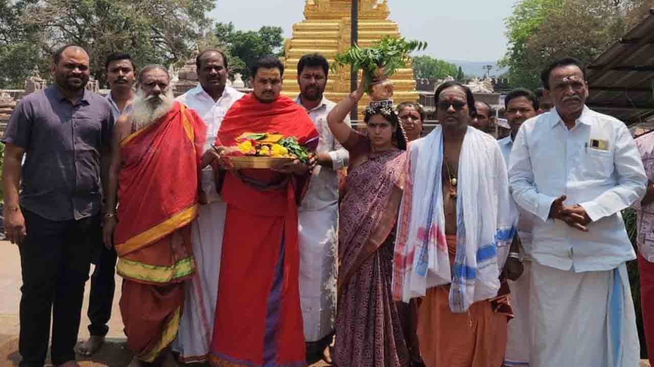 Srisailam | అమ్మవారికి కొబ్బరికాయల సమర్పణ
