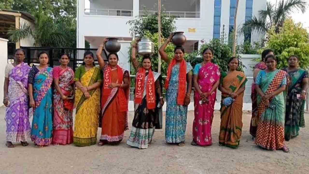 ధర్నా చేసిన మహిళలపై కోడ్‌ ఉల్లంఘన కేసు