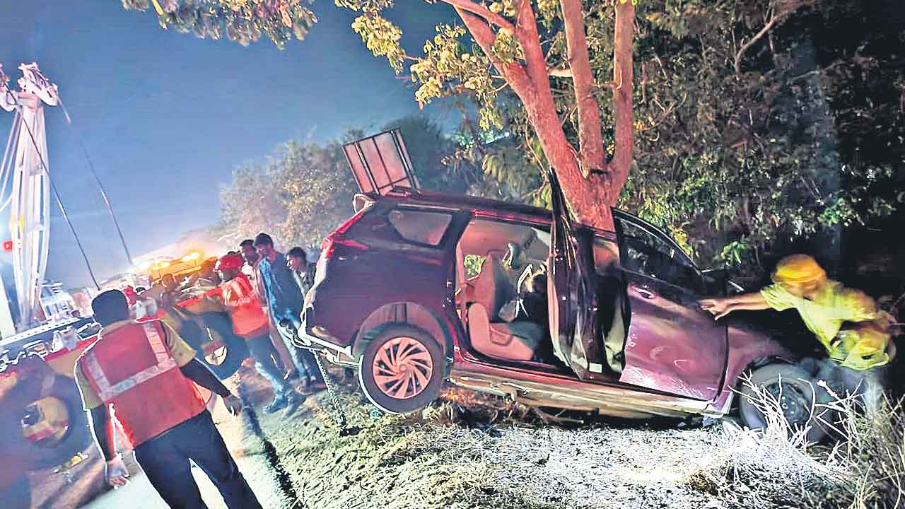 చెట్టును ఢీకొన్న కారు.. ఐదుగురు మృతి