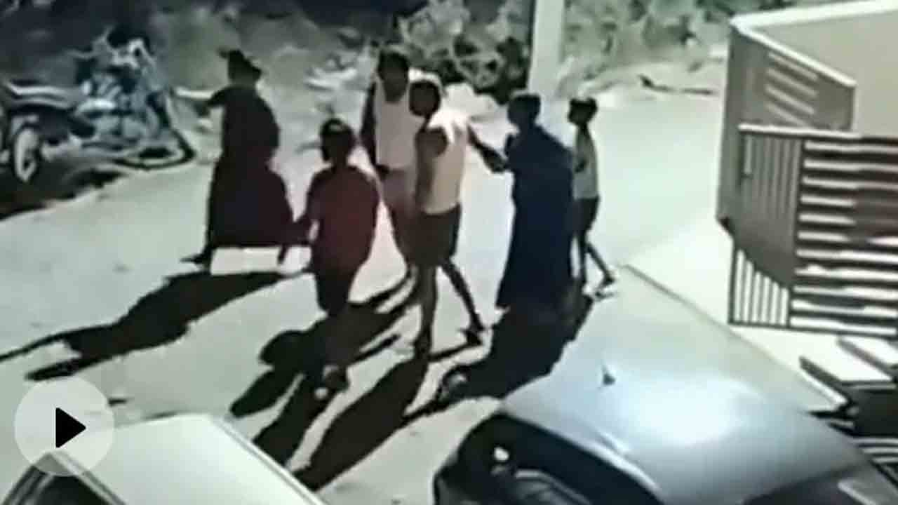 Couple Thrashed | షాకింగ్‌.. ఇంటి ముందు కారు పార్క్‌ చేశారని దంపతులపై దాడి.. VIDEO