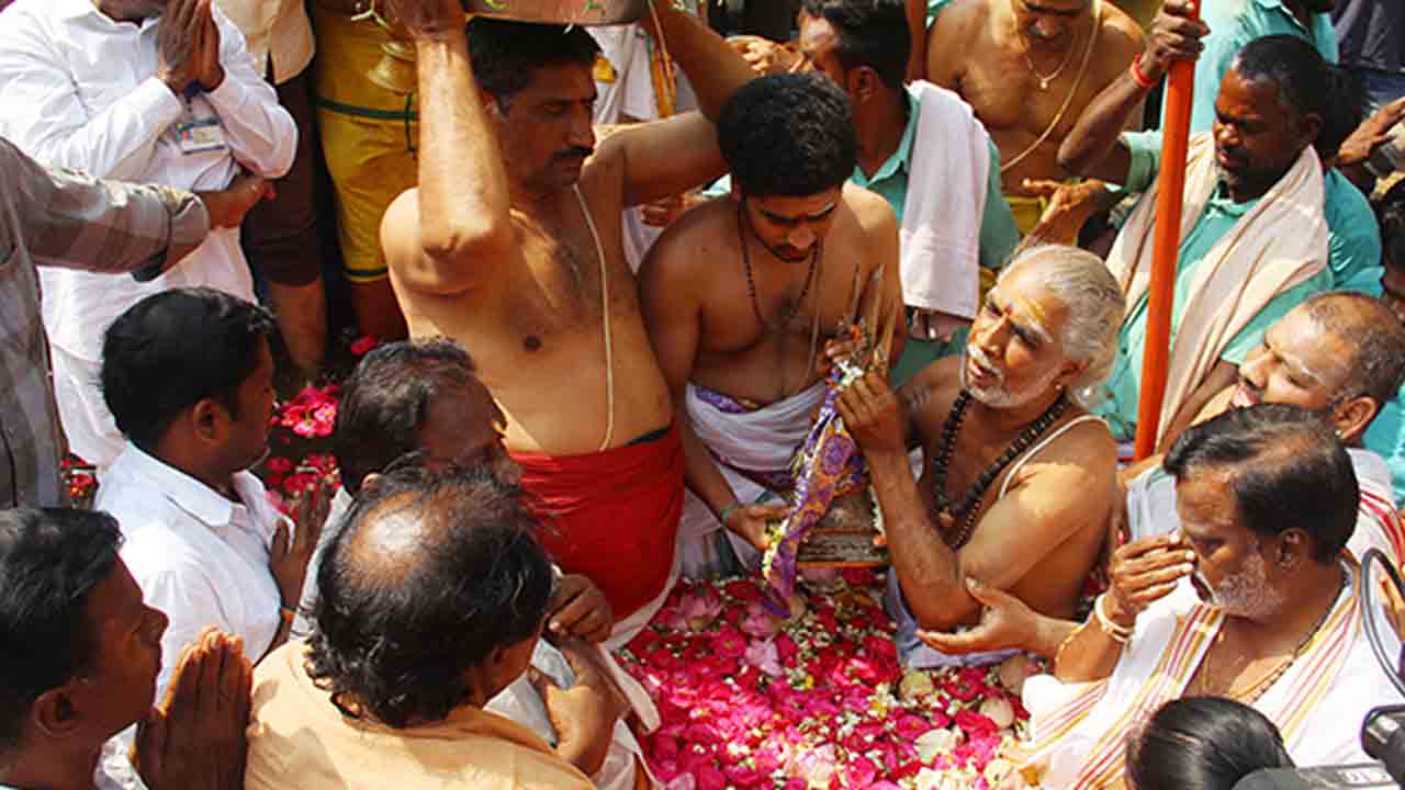 Tirupati |  తిరుపతి కపిలేశ్వరాలయంలో వైభవంగా త్రిశూలస్నానం