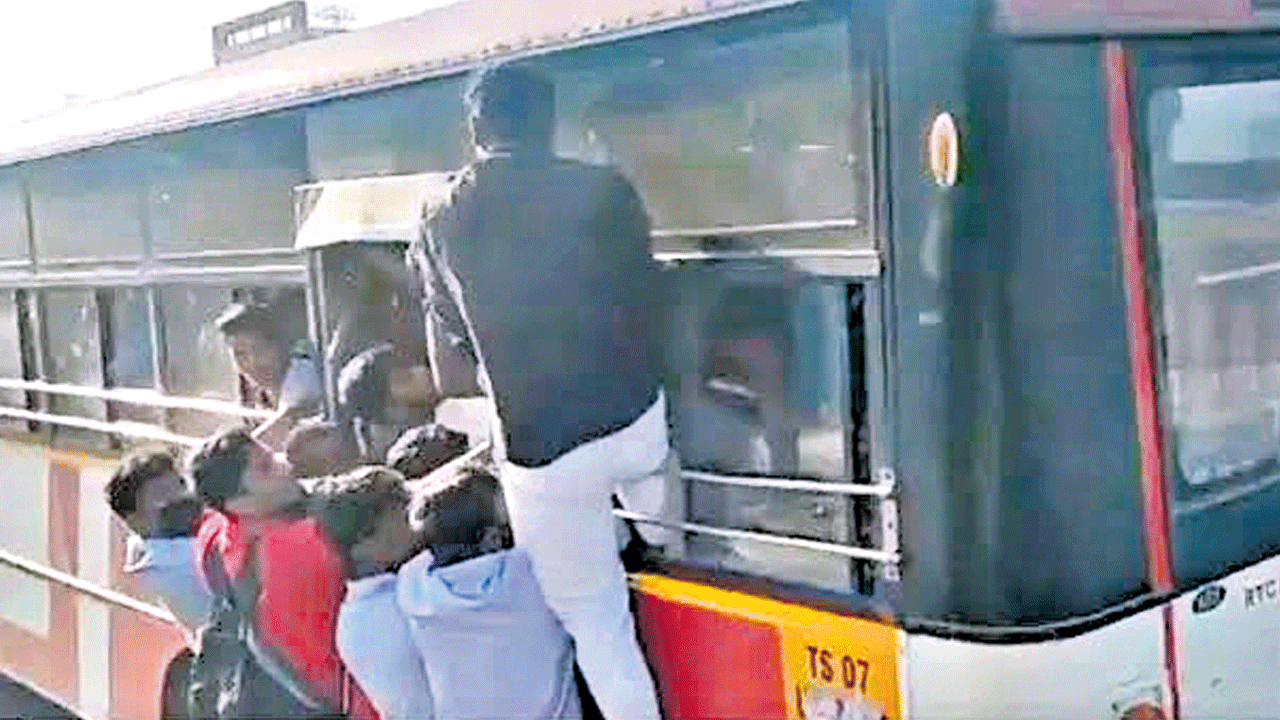 Mahalakshmi Scheme | బస్సులకు వేలాడుతున్న జీవితాలు.. మహాలక్ష్మితో ప్రగతి రథచక్రాలే మృత్యుశకటాలుగా..!