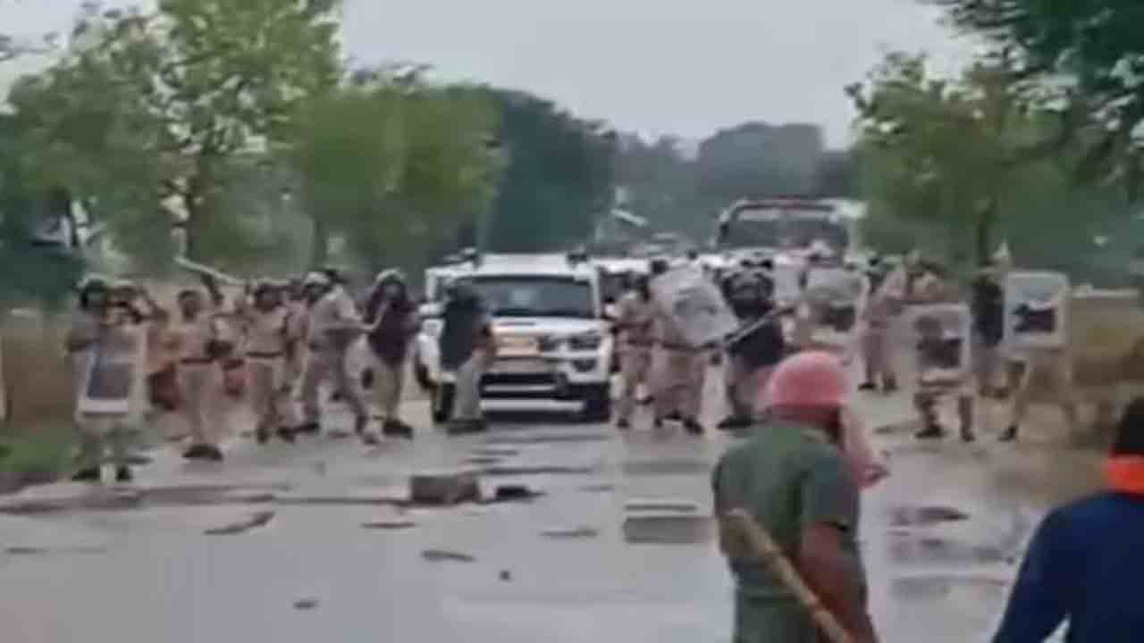 Clash between police and farmers | రైతులు, పోలీసుల మధ్య ఘర్షణ.. పలువురికి గాయాలు