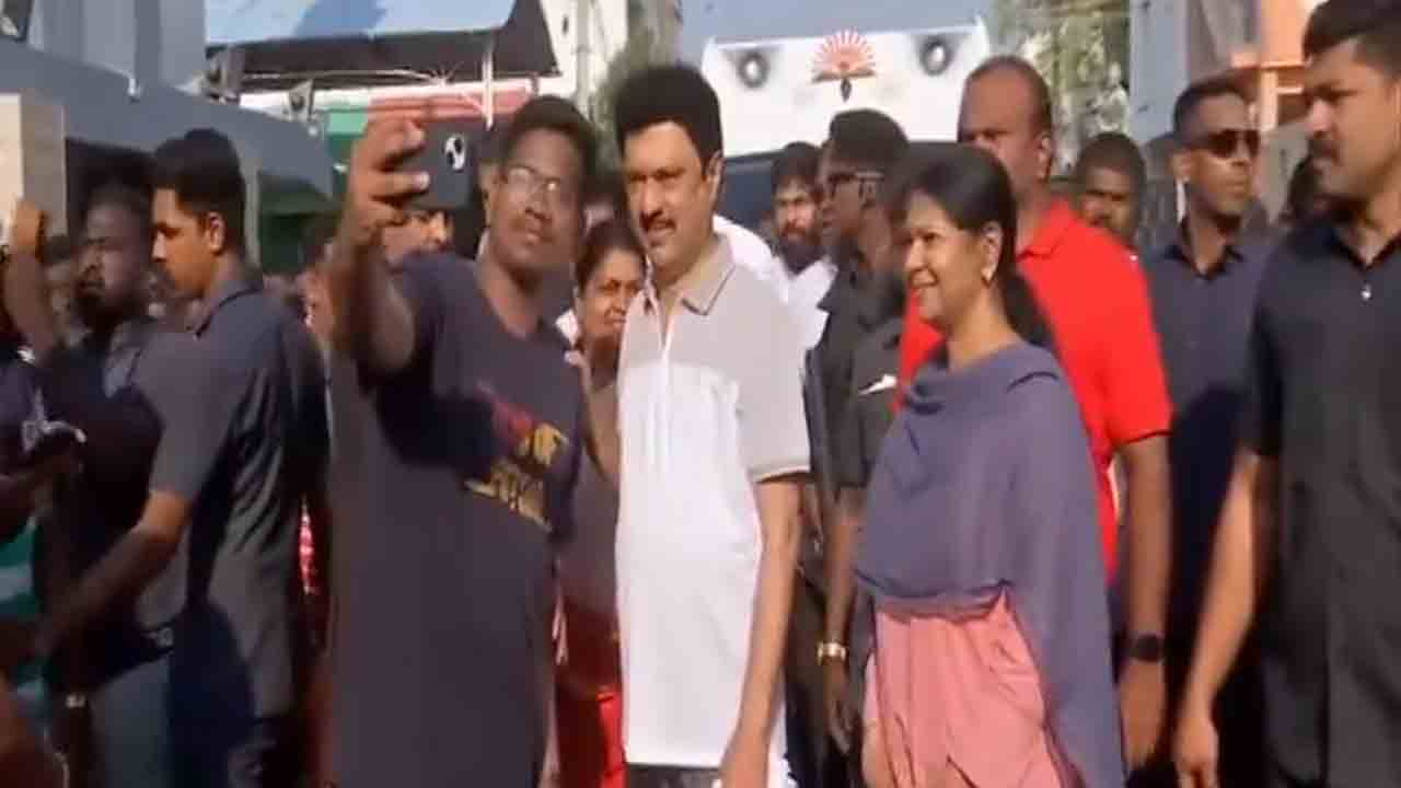 MK Stalin | తూత్తుకుడిలో సీఎం స్టాలిన్‌ ఎన్నికల ప్రచారం.. సెల్ఫీల కోసం ఎగబడ్డ స్థానికులు